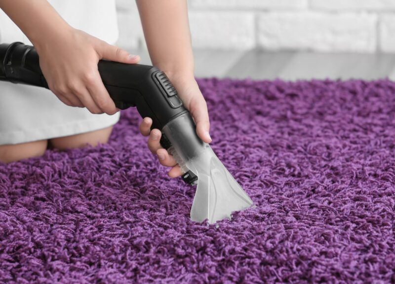 Hoe kun je het beste zelf een vloerkleed stomen?
