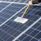 Hoe en waarmee kun je veilig zonnepanelen schoonmaken?